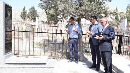 Rayon İcra Hakimiyyətinin başçısı Orxan Mürsəlov əsaslı təmirdən sonra şəhid məzarlarına baxış keçirib