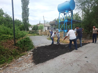 Göyçay Rayon İcra Hakimiyyəti başçısının qəbulunda sakinlərin müraciətinə əsasən Yeniarx kəndinin avtomobil yolunda təmir işləri aparılıb