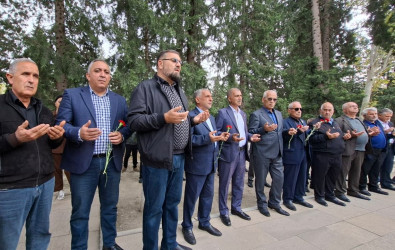 44 günlük Vətən müharibəsi şəhidlərinin beşinci ildönümü məzarları önündə qeyd olunub