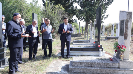 Rayon İcra Hakimiyyətinin başçısı Orxan Mürsəlov şəhid ailələrinin üzvləri ilə birlikdə torpaqlarımızın azadlığı uğrunda canından keçən qəhrəman vətən övladları şəhid Ömərli Kənan Elxan oğlunun, Mayılov Rüfət Bəhram oğlunun, Əliyev Azər Elnur oğlunun, Kərimli Azad Elşad oğlunun, Məmmədov Sənan Tehran oğlunun, Hüseynov Xəyyam Hüseyn oğlunun, Qasımov Qismət Yolçu oğlunun, Qafarov Kənan Siyaqif oğlunun və Qasımov Teymur Mikayıl oğlunun məzarlarını ziyarət edib