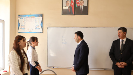 Rayon İcra Hakimiyyətinin başçısı Orxan Mürsəlov Alxasava kənd məktəbində müəllim və şagirdlərlə görüşüb