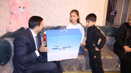 Rayon İcra Hakimiyyətinin başçısı Orxan Mürsəlov Vətən müharibəsi şəhidi Toğrul Hacıyevin qızı Ləmanın gələcəkdə pilot olmaq arzusunu dəstəkləmək və xəyallarının gerçəkləşməsi üçün xüsusi hədiyyələri təqdim edib.
