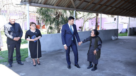 Göyçay Rayon İcra Hakimiyyətinin başçısı Orxan Mürsəlov Birinci Qarabağ müharibəsinin şəhidi Dəyanət Beydullayevin anası Xəzangül Beydullayevanı ziyarət edib