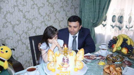 Göyçay Rayon İcra Hakimiyyətinin başçısı Orxan Mürsəlov şəhid Elvin Mikayılovun qızı İncini doğum günü münasibətilə təbrik edib