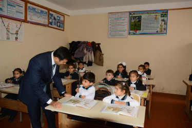 Göyçay Rayon İcra Hakimiyyətinin başçısı Orxan Mürsəlov Vətən müharibəsində şəhid olmuş Toğrul Hacıyevin övladları Ləman və Tunarla görüşüb