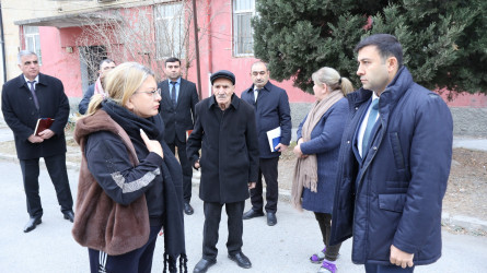 Rayon İcra Hakimiyyətinin başçısı Orxan Mürsəlov Göyçay şəhəri Bakı küçəsində çoxmənzilli binalara baxış keçirib, sakinlərin şikayət və təkliflərini dinləyib
