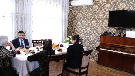 Göyçay Rayon İcra Hakimiyyətinin başçısı Orxan Mürsəlov Müqəddəs Pasxa bayramı münasibətilə Birinci Qarabağ müharibəsində itkin düşmüş şəhid Oleq Kujeyevin anası Nina Morozovanı ziyarət edib