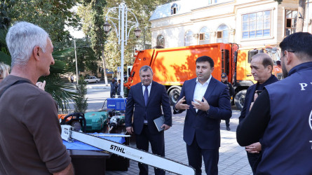 Rayon İcra Hakimiyyətinin başçısı Orxan Mürsəlov və Milli Məclisin deputatı Sabir Hacıyev Göyçay Rayon Kommunal Təsərrüfat Müəssisəsi üçün alınmış xüsusi maşın və avadanlıqlara baxış keçirib