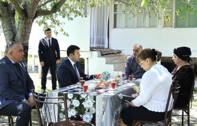 Göyçay Rayon İcra Hakimiyyətinin başçısı Orxan Mürsəlov Vətən müharibəsi şəhidi, “Azərbaycan Bayrağı” ordenli Kənan Qafarovun ailəsini ziyarət edib