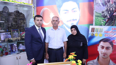 Rayon İcra Hakimiyyətinin başçısı Orxan Mürsəlov şəhid Rəhim Həmidovun atası Ehdiram Həmidovu 65 illik yubileyi münasibətilə təbrik edib