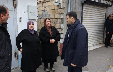 Rayon İcra Hakimiyyətinin başçısı Orxan Mürsəlov Göyçay şəhəri Füzuli küçəsində yanğın baş vermiş yaşayış evlərinə baxış keçirib
