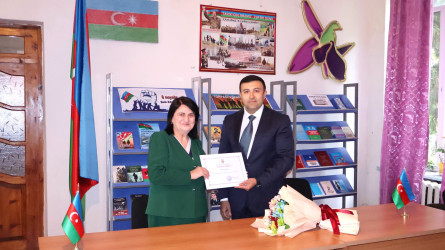 Rayon İcra Hakimiyyətinin başçısı Orxan Mürsəlov Kitabxananın direktoru Nazlı Əhmədovanı çalışmanın yaş həddinə çatması ilə əlaqədar təbrik edib