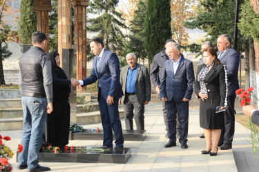 Göyçay Rayon İcra Hakimiyyətinin başçısı torpaqlarımızın azadlığı uğrunda canından keçən qəhrəman Vətən oğullarının əziz xatirəsini yad edib
