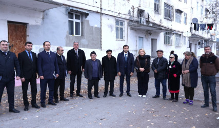 Rayon İcra Hakimiyyətinin başçısı Orxan Mürsəlov Göyçay şəhəri Bakı küçəsində çoxmənzilli binalara baxış keçirib, sakinlərin şikayət və təkliflərini dinləyib