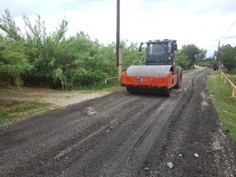 Göyçay Rayon İcra Hakimiyyəti başçısının qəbulunda sakinlərin müraciətinə əsasən Yeniarx kəndinin avtomobil yolunda təmir işləri aparılıb