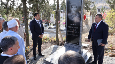 Rayon İcra Hakimiyyətinin başçısı Orxan Mürsəlov Birinci Qarabağ müharibəsi şəhidi Teyyub Abdullayevin qəbirüstü abidəsində aparılmış təmir-bərpa işlərinə baxış keçirib