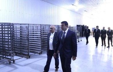Rayon İcra Hakimiyyətinin başçısı Orxan Mürsəlov “Siracoğlu” fermer təsərrüfatına məxsus soyuducu anbar  və meyvə-tərəvəz qurutma müəssisəsində olub