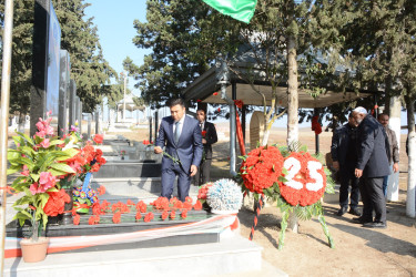 Rayon İcra Hakimiyyətinin başçısı Orxan Mürsəlov şəhidlərin məzarlarını ziyarət edib