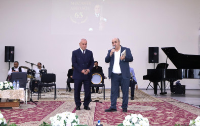 Rayon İcra Hakimiyyətinin başçısı Orxan Mürsəlov Göyçay Musiqi Məktəbinin müəllimi, ustad tarzən Məzahir Abbasovun "Ömür payım və sənət dünyam” adlı yubiley gecəsi tədbirində iştirak edib