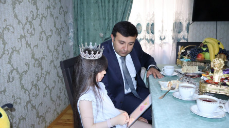 Göyçay Rayon İcra Hakimiyyətinin başçısı Orxan Mürsəlov şəhid Elvin Mikayılovun qızı İncini doğum günü münasibətilə təbrik edib