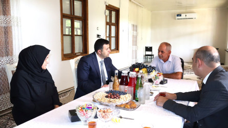 Rayon İcra Hakimiyyətinin başçısı Orxan Mürsəlov şəhid Rəhim Həmidovun atası Ehdiram Həmidovu 65 illik yubileyi münasibətilə təbrik edib