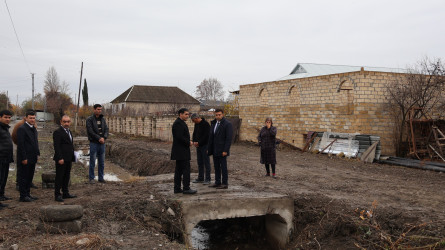 Göyçay Rayon İcra Hakimiyyətinin başçısı Orxan Mürsəlov Ənvər Məmmədəxanlı küçəsində aparılan abadlıq işləri ilə bağlı yenidən ərazidə olub