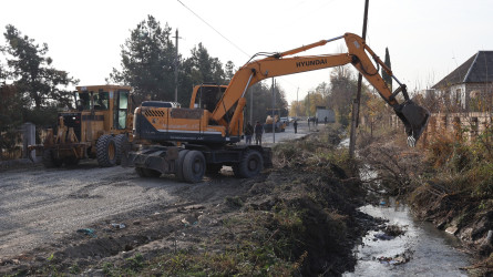 Göyçay Rayon İcra Hakimiyyətinin başçısı Orxan Mürsəlov Ənvər Məmmədəxanlı küçəsində aparılan abadlıq işləri ilə bağlı yenidən ərazidə olub