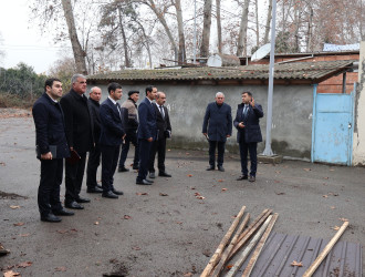 Rayon İcra Hakimiyyətinin başçısı Orxan Mürsəlov çoxmənzilli binaların dam örtüklərinin yenilənməsi ilə bağlı aparılan təmir işlərinin gedişatı ilə maraqlanıb