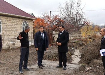 Göyçay Rayon İcra Hakimiyyətinin başçısı Orxan Mürsəlov Ənvər Məmmədəxanlı küçəsində aparılan abadlıq işləri ilə bağlı yenidən ərazidə olub