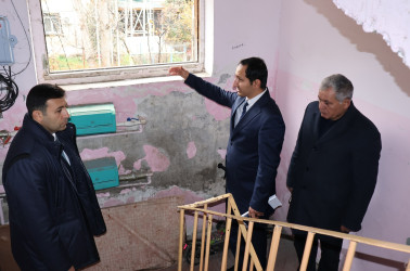 Rayon İcra Hakimiyyətinin başçısı Orxan Mürsəlov M.Hüseynzadə küçəsində kooperativ binalara baxış keçirib.
