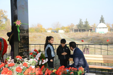 Rayon İcra Hakimiyyətinin başçısı Orxan Mürsəlov şəhidlərin məzarlarını ziyarət edib