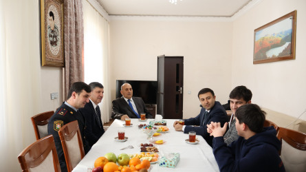 Göyçay Rayon İcra Hakimiyyətinin başçısı Orxan Mürsəlov rayon Polis Şöbəsinin rəisi Müqalib Abdıyev ilə birlikdə Vətən müharibəsi şəhidi polkovnik Babək Səmidlinin atası Mətləb Səmidlini ziyarət edib