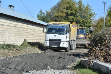 Göyçayda küçələrin asfaltlanması işləri davam etdirilir