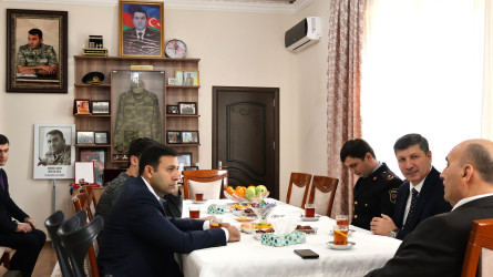 Göyçay Rayon İcra Hakimiyyətinin başçısı Orxan Mürsəlov rayon Polis Şöbəsinin rəisi Müqalib Abdıyev ilə birlikdə Vətən müharibəsi şəhidi polkovnik Babək Səmidlinin atası Mətləb Səmidlini ziyarət edib