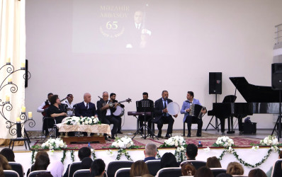 Rayon İcra Hakimiyyətinin başçısı Orxan Mürsəlov Göyçay Musiqi Məktəbinin müəllimi, ustad tarzən Məzahir Abbasovun "Ömür payım və sənət dünyam” adlı yubiley gecəsi tədbirində iştirak edib