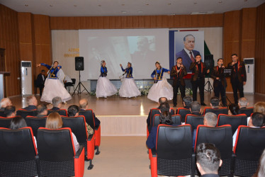 Azərbaycan xalqının Ümummilli lideri Heydər Əliyevin anadan olmasının 102 illiyi ilə əlaqədar  “Konstitusiya və Suverenlik İli” çərçivəsində “Milli Konstitusiyadan tam Suverenlik Zirvəsinə” mövzusunda ümumrayon müşavirəsi keçirilib