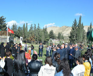 İcra başçısı rayonun Hacalıkənd kəndində şəhid Aslan Əliyevin üçüncü ildönümü mərasimində iştirak etdi