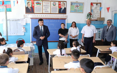 Rayon İcra Hakimiyyətinin başçısı Orxan Mürsəlov Çayarxı kənd məktəbində müəllim və şagirdlərlə görüşüb