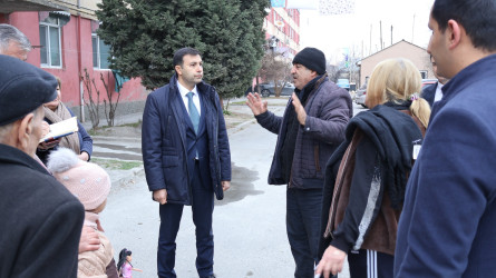 Rayon İcra Hakimiyyətinin başçısı Orxan Mürsəlov Göyçay şəhəri Bakı küçəsində çoxmənzilli binalara baxış keçirib, sakinlərin şikayət və təkliflərini dinləyib