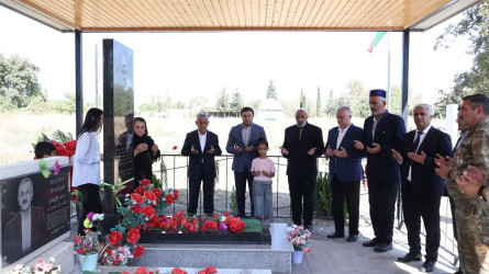 Göyçay Rayon İcra Hakimiyyətinin başçısı şəhid məzarlarını ziyarət edib
