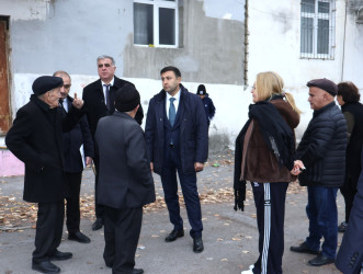 Rayon İcra Hakimiyyətinin başçısı Orxan Mürsəlov Göyçay şəhəri Bakı küçəsində çoxmənzilli binalara baxış keçirib, sakinlərin şikayət və təkliflərini dinləyib