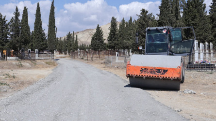 Rayon İcra Hakimiyyətinin başçısı Orxan Qarabaqqal kəndində Birinci Qarabağ müharibəsi şəhidlərinin qəbirüstü abidəsinə və qəbiristanlıq yolunda aparılan təmir-bərpa işlərinə baxış keçirib