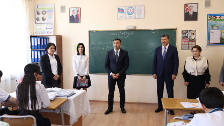 Rayon İcra Hakimiyyətinin başçısı Orxan Mürsəlov Ulaşlı Şıxlı kənd məktəbində müəllim və şagirdlərlə görüşüb