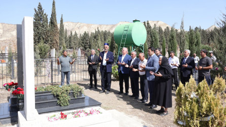 Göyçay Rayon İcra Hakimiyyətinin başçısı şəhid məzarlarını ziyarət edib