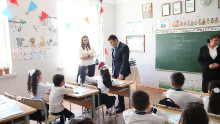 Rayon İcra Hakimiyyətinin başçısı Orxan Mürsəlov Şəkər kənd məktəbində müəllim və şagirdlərlə görüşüb