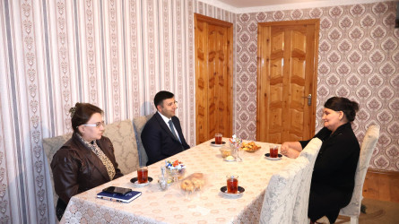 Göyçay Rayon İcra Hakimiyyətinin başçısı Orxan Mürsəlov Vətən müharibəsinin şəhidi İntiqam Şirəliyevin anası Almas Şirəliyevanı ziyarət edib