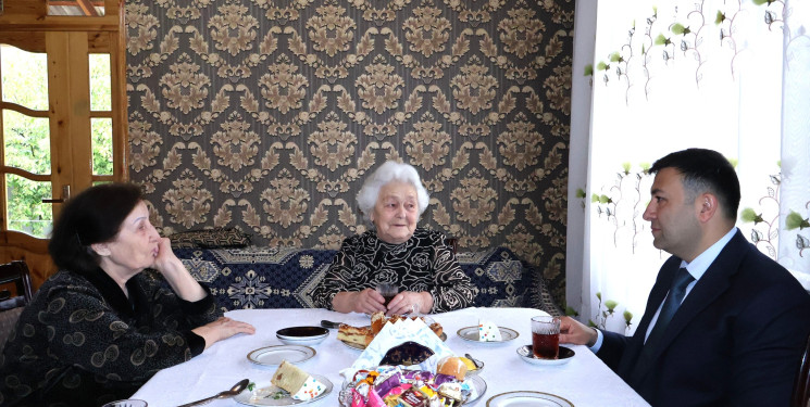 Göyçay Rayon İcra Hakimiyyətinin başçısı Orxan Mürsəlov Müqəddəs Pasxa bayramı münasibətilə Birinci Qarabağ müharibəsində itkin düşmüş şəhid Oleq Kujeyevin anası Nina Morozovanı ziyarət edib