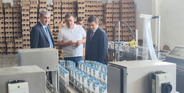 Göyçay Rayon İcra Hakimiyyətinin başçısı və Azərbaycan Respublikası Prezidentinin Administrasiyasının Ərazi-təşkilat məsələləri şöbəsinin sektor müdiri “Göyçay Süd” ASC müəssisəsinin istehsalı ilə yerində tanış olmuşlar