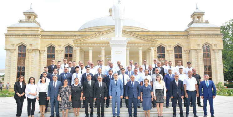 Göyçayda 23 İyun - Dövlət Qulluqçularının Peşə Bayramı Günü münasibətilə Ulu Öndər Heydər Əliyevin abidəsi ziyarət olundu