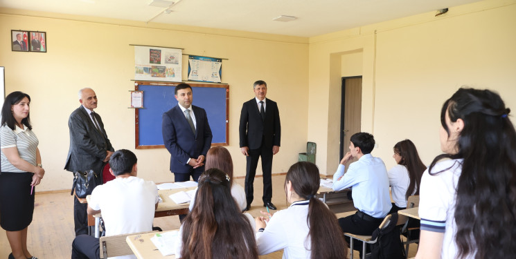 Rayon İcra Hakimiyyətinin başçısı Orxan Mürsəlov Qarayazı kənd məktəbində müəllim və şagirdlərlə görüşüb